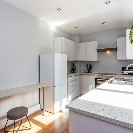 Spectacular House With Patio In * Карлайл