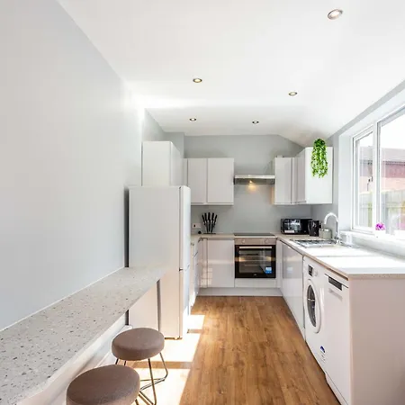 Spectacular House With Patio In Carlisle Apartment *