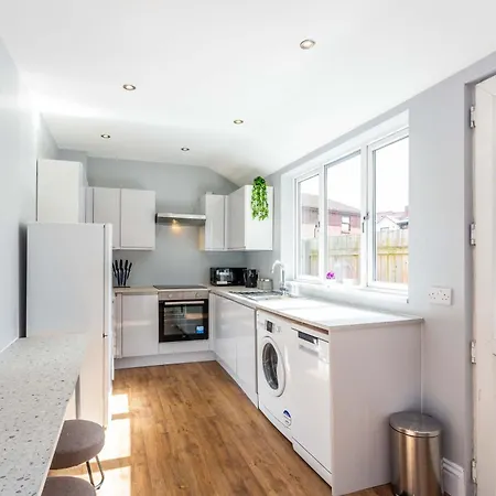 Spectacular House With Patio In Carlisle Apartment